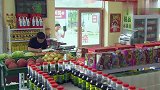 村里首富到超市买酒，最高档的酒块，老板咱村就咱俩消费得起