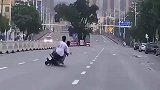 玩归玩，闹归闹，可别在马路上嘚瑟