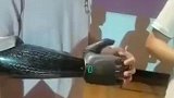 男子穿上机械臂，仿佛重获新生