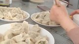 婆婆吃饺子的招牌动作，吃一个扒拉一遍，也不敢说她！