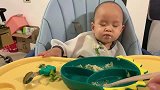 晚上宝宝闭着眼睛吃饭，而且一刻都不停止，这孩子真的是太可爱了