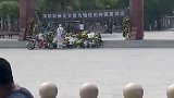 新乡市民自发的来到烈士陵园，为新乡抗洪英勇牺牲的何勇送上鲜花