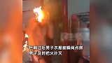 吓人！男子在后厨用打火机突然发生爆燃，巨响后衣服被瞬间点燃