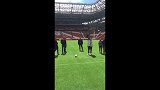 足球-17年-精灵脚法 小罗轻松击落记者相机-专题