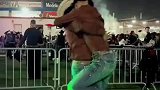 两男子跳双人舞默契十足，但凡看一眼对方就不会这么默契