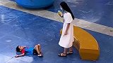 商场一小孩满地哭闹撒泼
