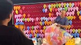 小伙神枪手打气球百发百中，摆摊大爷放弃挣扎