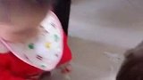 怪不得宝贝这么安静，原来是跟狗狗互相抢东西。乐的宝宝哈哈大笑
