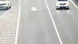 错过出口欲变道，惨遭追尾，事故造成三车受损！