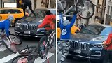 美国纽约：街头近50名骑车青少年，包围攻击一辆豪华汽车