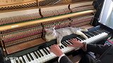 一脸呆萌的猫咪：你弹的是催眠曲吗，越弹越困