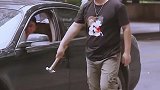 两位美女的大哥就是有帅气，感觉就是不一般