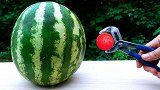 1000度铁球遇上对手！男子将它放在西瓜里，结果卡住不动！