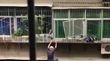 93岁老人出门没带钥匙，徒手爬3楼外墙取钥匙