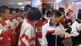 努力就有收获！衡水中学学生排队打饭还看书