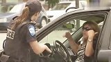 女警指挥司机倒车撞倒消防栓，这下麻烦大了