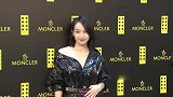 宋茜绿洲营业嘟嘴卖萌 戴粉色毛绒帽减龄又可爱