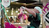 日本的刺身秀，师傅现场解剖超新鲜的金枪鱼，游客直接品尝