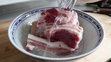 西安特色粉蒸肉，夹上荷叶饼，一定要趁热吃，三口一个真过瘾
