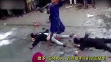 印度艺人表演蒙眼砸东西，搭档惨被铁锤砸中面门！