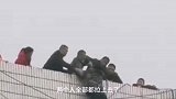 女子因琐事跳楼父亲舍命相救 目击者：他手握电缆把女儿托了上去