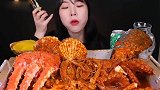 美女吃海鲜大杂烩，各种海鲜拼了这么一大盘子，美女吃的一干二净