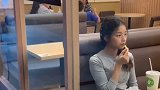 不会让你一个人安静 因为你的小脑袋瓜永远都是想不通的 所以我会哄你到服软最甜情侣