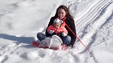 妈咪表情亮了！高坡滑雪，害苦了北鼻呢！