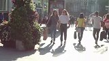 草人整蛊，男子假扮草人捉弄路人，美女被吓惨了