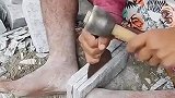 牛人敲砖块，为啥不穿鞋呢