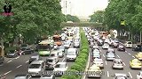 我国在悬崖上修桥，设备是怎样被送上百米悬崖的，看后大开眼界！