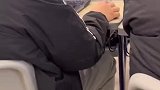 男子上课玩游戏，后座把插排直接关了，手给你剁了