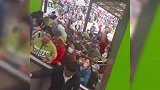 超市开业大爷大妈逆行挤爆电梯，场面欲失控，目击者：根本不听劝