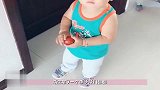 以为弟弟敲门给姐姐送李子，不料接下来萌宝的举动，妈妈都笑疯了