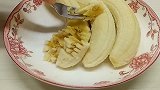 香蕉吃不完这样做，加几个鸡蛋，搅一搅拌一拌，老人孩子都爱吃