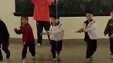 音乐老师教孩子们跳街舞