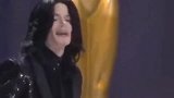 迈克尔杰克逊第一次和碧昂斯同台，羞涩的表情