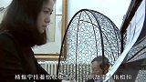 杨振宁牵手娇妻出席活动，97岁步伐稳健，相爱的两人好甜蜜