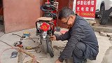老师傅正在修轮胎