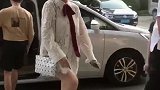 下车的女神有木有很亲切