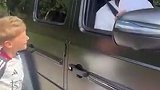 小球迷遇到了库尼亚 还送给后者一顶帽子
