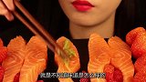 三文鱼和冷草莓的完美搭配，小姐姐这是什么骚操作，看馋了