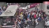 广东广州：人间温暖！男子被压公交车底 数十名路人抬车救人