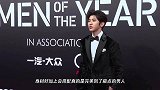 蔡徐坤身着蓝白运动服清爽十足，侧颜优越满满少年感