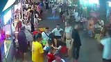 老人散步时发病晕倒，百余米长街30秒腾出救援通道