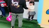 哥哥去幼儿园接妹妹，她却无故闹小脾气，这下哥哥是真的怒了