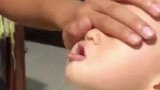 舅舅喂自家外甥蛋糕吃