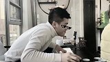 翻爸爸手机的女儿，看到爸爸手机里的秘密，转身就喊妈妈过来！
