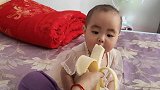 都说小孩子好骗一个香蕉就能搞定，喂她吃点香蕉看她馋的样