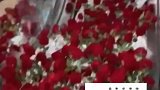 商场扶梯摆满鲜花，第二天就被众人抢光